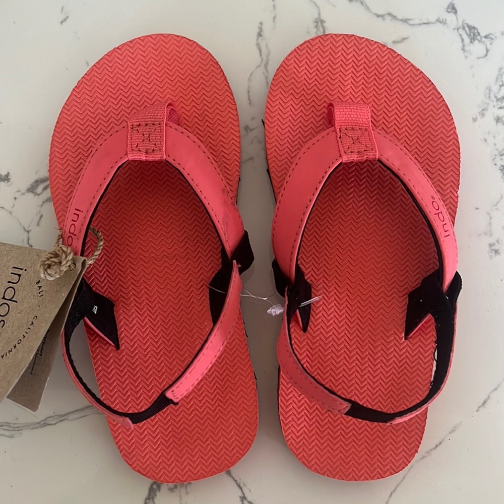 NWT. Indosole toddlers flip flops. Color Coral.